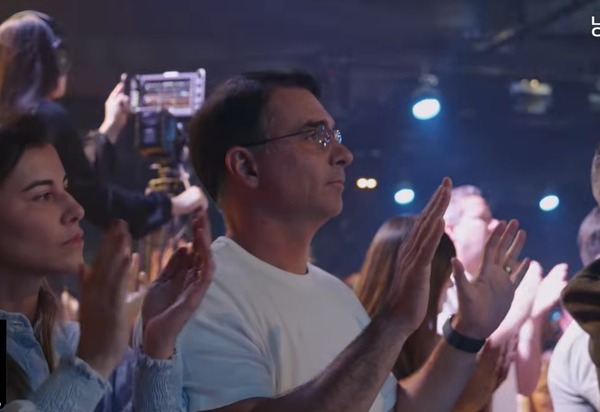 Flávio Bolsonaro aceita Jesus em culto da Lagoinha Orlando