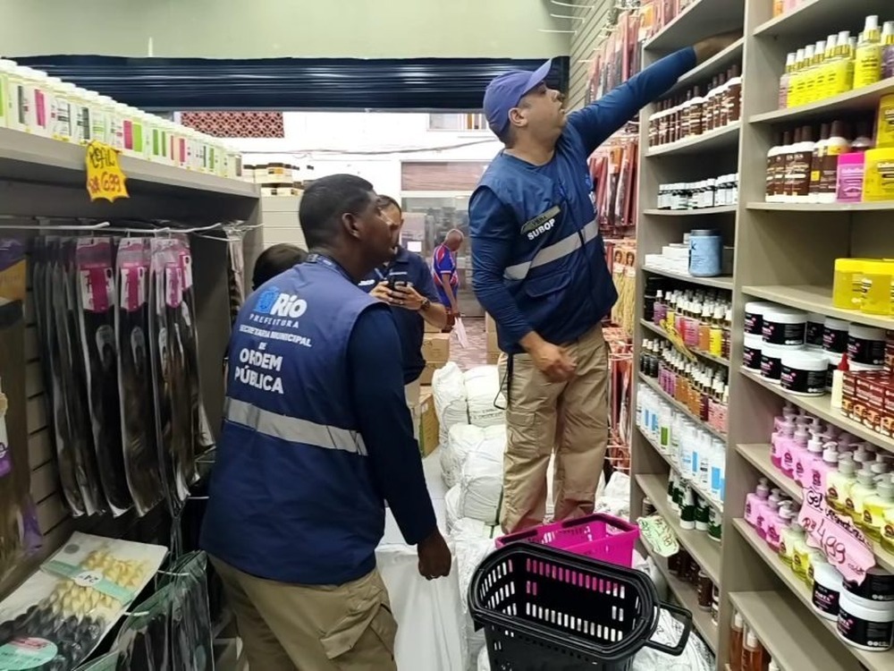 Vigilância sanitária suspende venda de pomadas de cabelo no Rio e interdita distribuidora do produto em Bangu