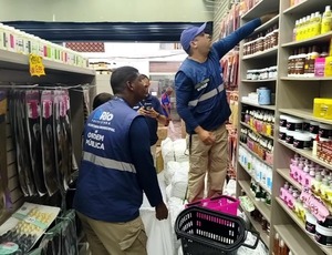 Vigilância sanitária suspende venda de pomadas de cabelo no Rio e interdita distribuidora do produto em Bangu