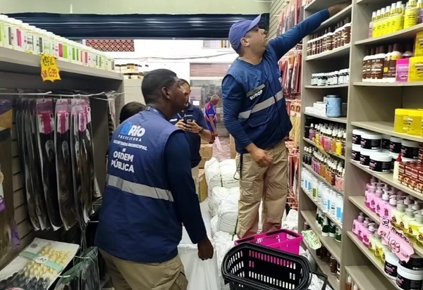 Vigilância sanitária suspende venda de pomadas de cabelo no Rio e interdita distribuidora do produto em Bangu