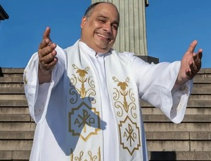 Padre Omar, reitor do Santuário Cristo Redentor, faz show na Lagoa