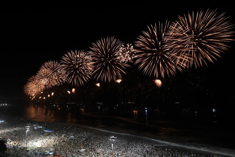 Réveillon 2026 no Rio impressiona com maior queima de fogos da história de Copacabana; confira as fotos