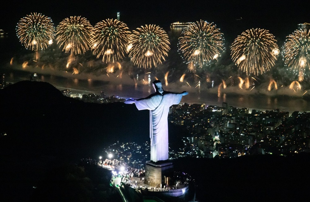 Réveillon 2026 no Rio impressiona com maior queima de fogos da história de Copacabana; confira as fotos
