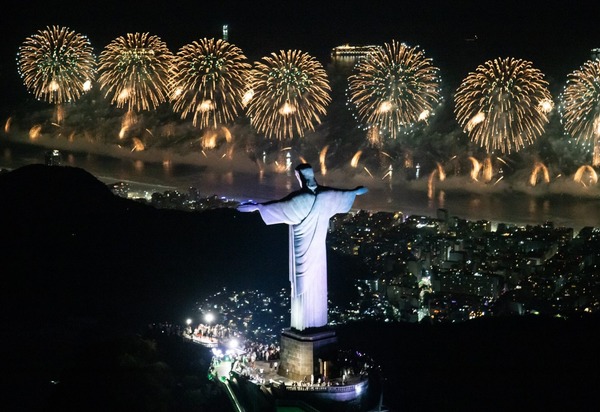 Réveillon 2026 no Rio impressiona com maior queima de fogos da história de Copacabana; confira as fotos