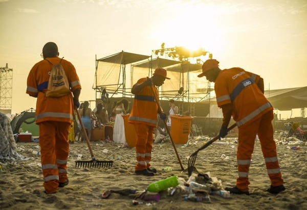 Comlurb recolhe 1.250 toneladas de lixo após celebrações do réveillon no Rio