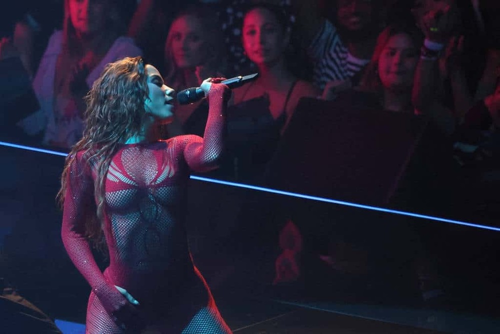 Anitta veste “vermelho PT” para receber prêmio no VMA e faz história para o Brasil; nossa primeira estatueta