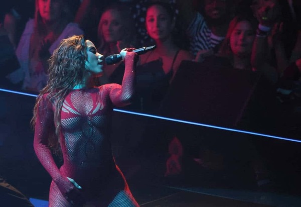 Anitta veste “vermelho PT” para receber prêmio no VMA e faz história para o Brasil; nossa primeira estatueta
