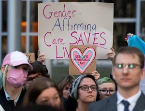 Ação contesta política de Trump sobre cuidados de afirmação de gênero