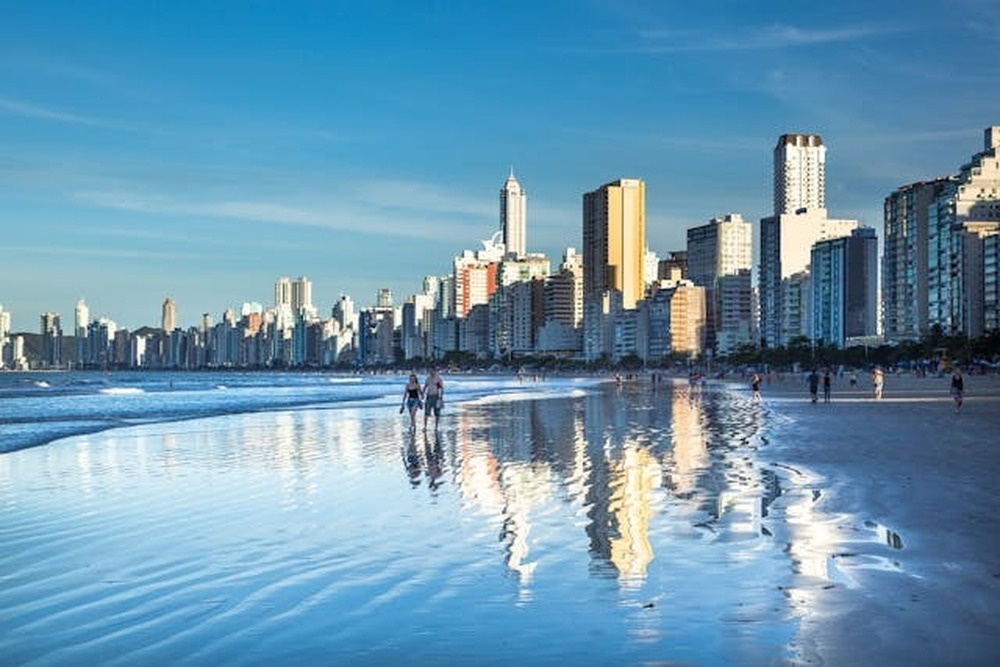 Casal agredido em Porto de Galinhas passa réveillon em Balneário Camboriú