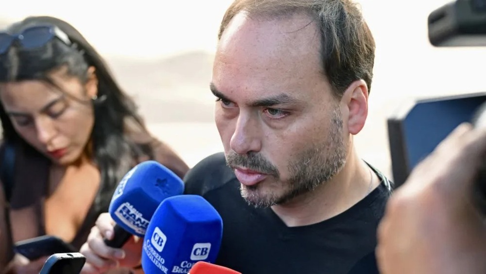 Flávio e Carlos atacam Moraes após ministro manter Bolsonaro preso na PF