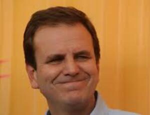 Paes pede desculpas após polêmica e diz que Tata Tancredo ganhará estátua