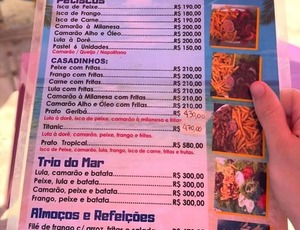 Com refeições por quase R$ 500, barraca é autuada em praia de Búzios por preços abusivos