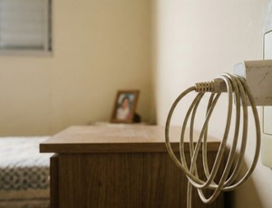 Quanto custa esquecer o carregador na tomada e como esse hábito pesa no bolso