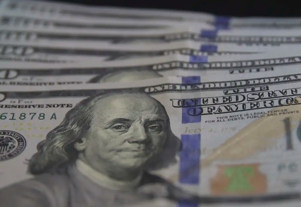 Dólar cai para R$ 5,40 após invasão à Venezuela