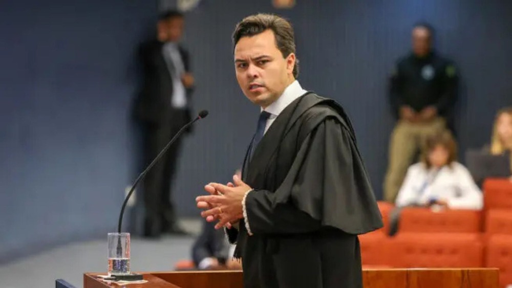Advogado de Filipe Martins pede prisão preventiva do filho de Lula