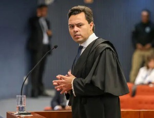 Advogado de Filipe Martins pede prisão preventiva do filho de Lula