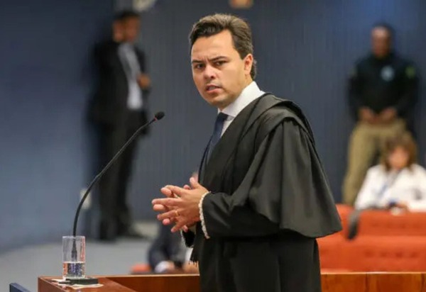 Advogado de Filipe Martins pede prisão preventiva do filho de Lula