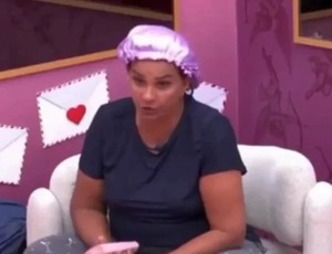 No BBB, atriz espalha fake news sobre Bolsa Família em rede nacional