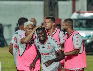 Garrinsha faz um golaço e Bangu derrota o Flamengo; Volta Redonda vence o Boavista