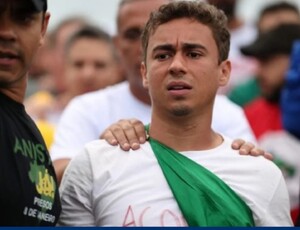 Deputado Nikolas Ferreira usa colete à prova de balas em protesto após ameaças