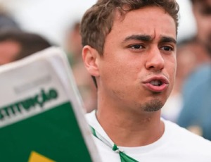 Nikolas Ferreira discursa em Brasília após caminhar 240km: 'Se eles tentarem nos parar, aqui está o recado'