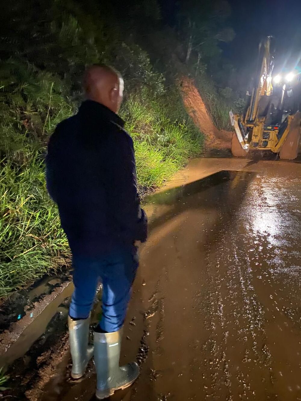 Tande Vieira acompanha liberação da estrada entre Visconde de Mauá e Campo Alegre após queda de barreiras