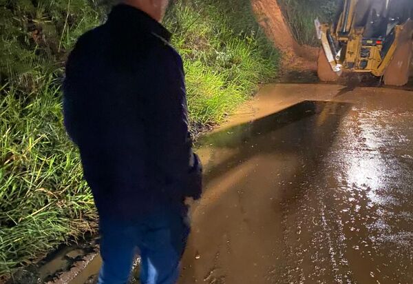 Tande Vieira acompanha liberação da estrada entre Visconde de Mauá e Campo Alegre após queda de barreiras