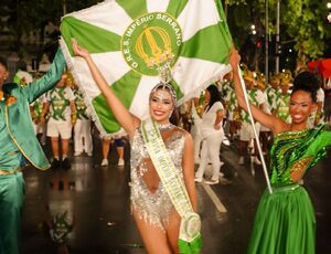 Ana Merhi recebe faixa de musa na Sapucaí