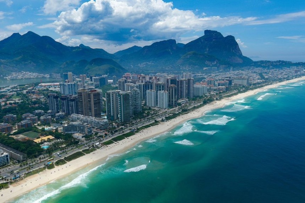 Liminar da Justiça Federal manda retirar estruturas irregulares da areia da Barra