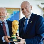 No Brasil, presidente da Fifa minimiza boicotes à Copa 