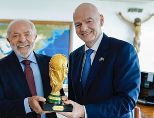 No Brasil, presidente da Fifa minimiza boicotes à Copa 