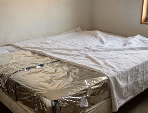 Coloque papel alumínio no colchão: na manhã seguinte, você vai se agradecer.