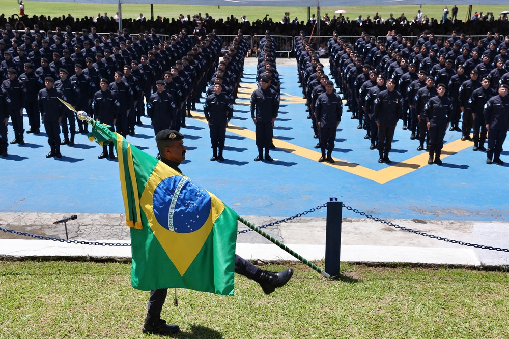 Cláudio Castro assina aquisição de helicóptero Black Hawk durante a formatura de 474 novos soldados da PM