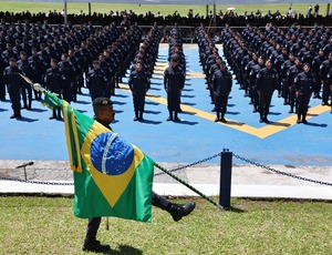 Cláudio Castro assina aquisição de helicóptero Black Hawk durante a formatura de 474 novos soldados da PM