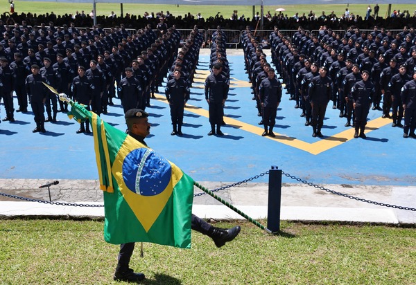 Cláudio Castro assina aquisição de helicóptero Black Hawk durante a formatura de 474 novos soldados da PM