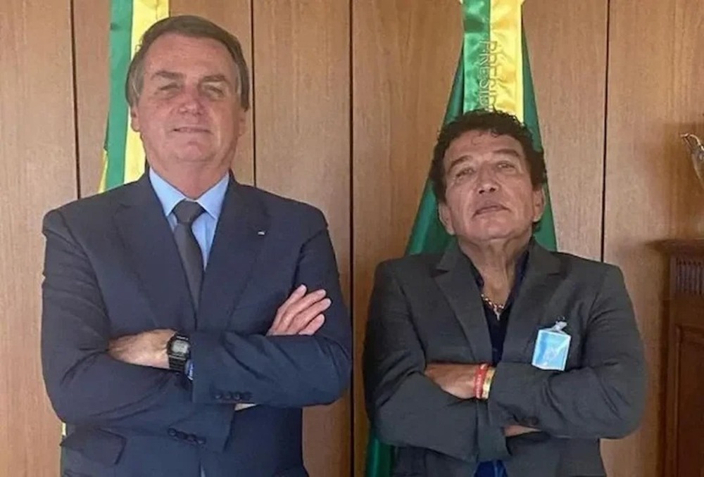 Magno Malta tenta ‘carteirada’ para visitar Bolsonaro e Moraes nega