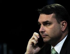 Preocupação atinge Flávio Bolsonaro após convocação de sua sócia pela CMPI do INSS