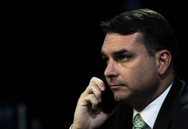 Preocupação atinge Flávio Bolsonaro após convocação de sua sócia pela CMPI do INSS