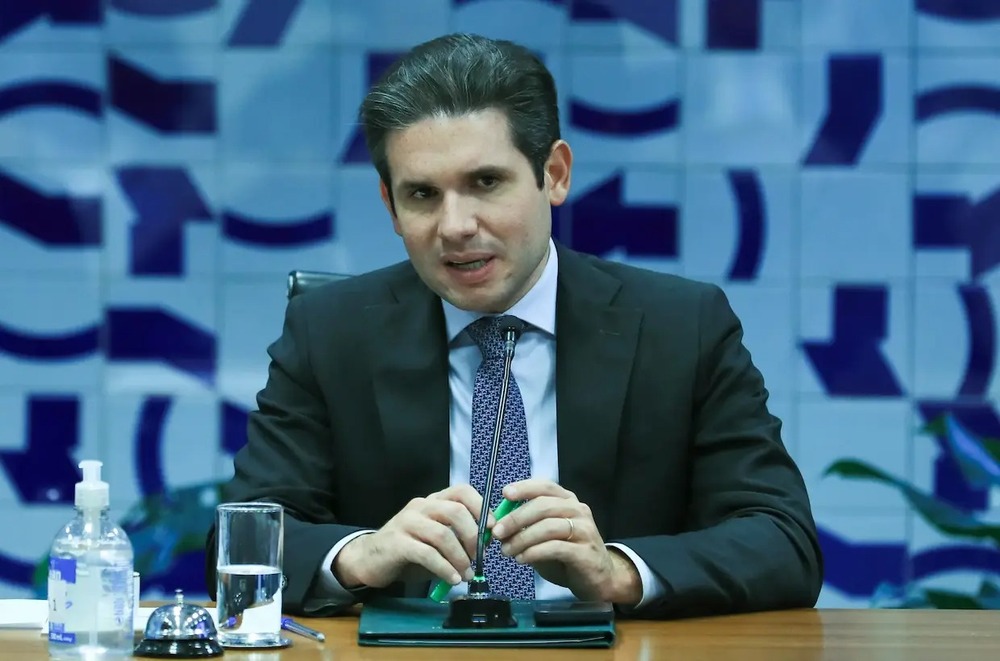 Hugo Motta transforma regimento em escudo contra CPI do Banco Master