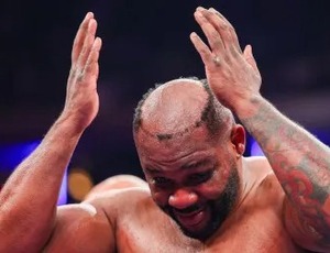 Após perder peruca durante luta, pugilista revela gastos para colocá-la