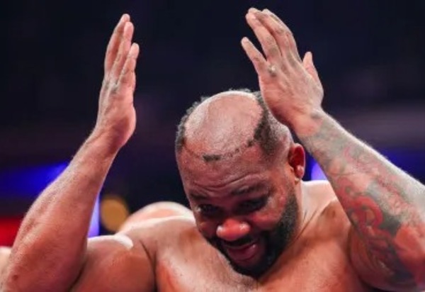 Após perder peruca durante luta, pugilista revela gastos para colocá-la