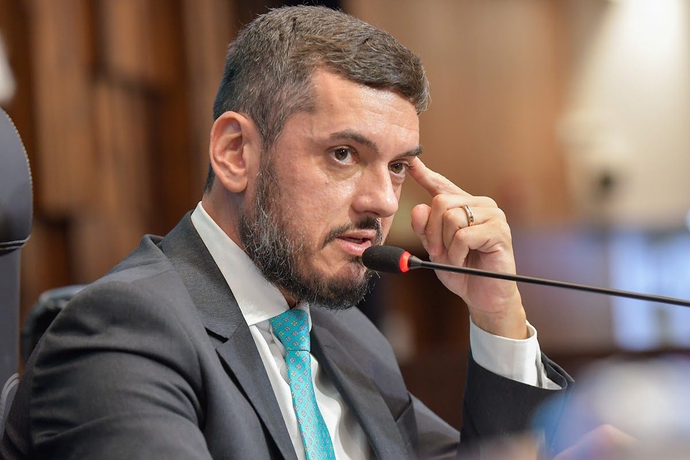 Fora da presidência da Alerj, Bacellar prorroga licença do mandato