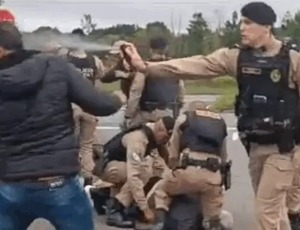 PM ataca trabalhadores e agride líder sindical idoso ao reprimir greve de metalúrgicos no PR