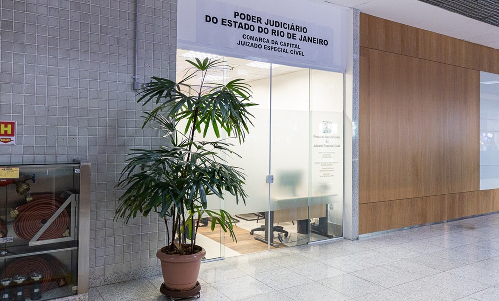 Em novo local, juizado no Aeroporto Santos Dumont resolve problemas entre passageiros e companhias aéreas de modo rápido e gratuito  