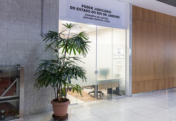 Em novo local, juizado no Aeroporto Santos Dumont resolve problemas entre passageiros e companhias aéreas de modo rápido e gratuito  