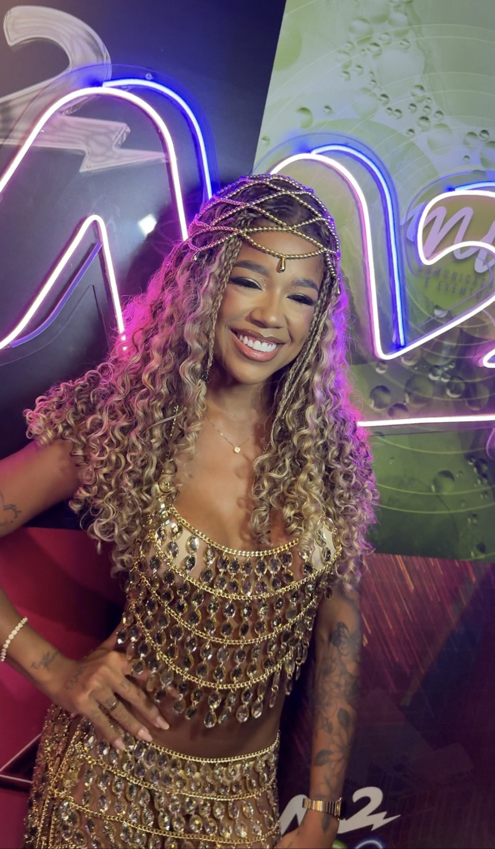 Vivi Noronha estreia na Sapucaí como musa do Camarote Arpoador no Carnaval do Rio