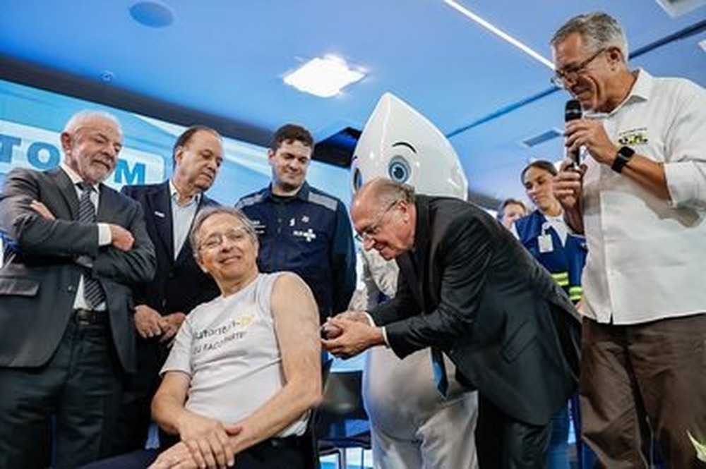 Lula comanda a aplicação das primeiras doses da vacina contra a dengue fabricada no Brasil