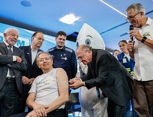 Lula comanda a aplicação das primeiras doses da vacina contra a dengue fabricada no Brasil