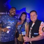 Casal de foliões veteranos celebra 42 anos de tradição no Camarote Portela durante o Carnaval 2026