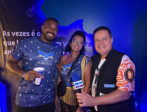 Casal de foliões veteranos celebra 42 anos de tradição no Camarote Portela durante o Carnaval 2026